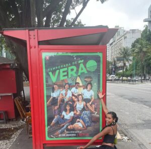 Cynthia Aparecida Instagram - Faz três anos que a @netflixbrasil gravou uma série inteira que se passa à beira da praia, dentro de um estúdio em São Paulo.

Faz três anos que nossos rostos ficaram espalhados pelas ruas e que meus amigos me mandavam fotos.

Faz três anos que o elenco se reunia e colocava a música do BBB para “eliminar” os atores que terminavam de gravar mais cedo.

Faz três anos que trabalhei em um dos projetos mais desafiadores da minha carreira—uma história solar e divertida sendo gravada em uma realidade de caos e medo. Vencemos!

Quando vocês veem rostos na TV, eles são sempre expressados pelos atores, mas vocês não fazem ideia de quanta gente é necessária para que um projeto como esse seja realizado com excelência, ainda mais no meio de uma pandemia. No último vídeo vocês podem ver uma parte da equipe reunia da no último dia de gravação. ✔️

Há personagens, histórias e projetos que ficam no coração, e este, sem dúvida, é um deles.

OBRIGADA, parceiros de elenco, direção, produção, edição, luz, som, cenário, figurino, maquiagem , técnica e todos que participaram de forma direta ou indireta desse projeto.

Thanks, @netflixbrasil @boutiquefilmes! ✨❤️