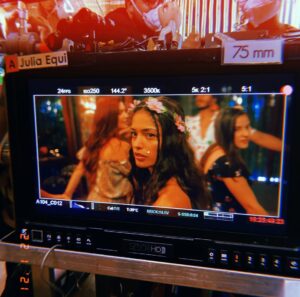 Cynthia Aparecida Instagram - Faz três anos que a @netflixbrasil gravou uma série inteira que se passa à beira da praia, dentro de um estúdio em São Paulo.

Faz três anos que nossos rostos ficaram espalhados pelas ruas e que meus amigos me mandavam fotos.

Faz três anos que o elenco se reunia e colocava a música do BBB para “eliminar” os atores que terminavam de gravar mais cedo.

Faz três anos que trabalhei em um dos projetos mais desafiadores da minha carreira—uma história solar e divertida sendo gravada em uma realidade de caos e medo. Vencemos!

Quando vocês veem rostos na TV, eles são sempre expressados pelos atores, mas vocês não fazem ideia de quanta gente é necessária para que um projeto como esse seja realizado com excelência, ainda mais no meio de uma pandemia. No último vídeo vocês podem ver uma parte da equipe reunia da no último dia de gravação. ✔️

Há personagens, histórias e projetos que ficam no coração, e este, sem dúvida, é um deles.

OBRIGADA, parceiros de elenco, direção, produção, edição, luz, som, cenário, figurino, maquiagem , técnica e todos que participaram de forma direta ou indireta desse projeto.

Thanks, @netflixbrasil @boutiquefilmes! ✨❤️