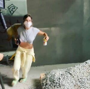 Cynthia Aparecida Instagram - Faz três anos que a @netflixbrasil gravou uma série inteira que se passa à beira da praia, dentro de um estúdio em São Paulo.

Faz três anos que nossos rostos ficaram espalhados pelas ruas e que meus amigos me mandavam fotos.

Faz três anos que o elenco se reunia e colocava a música do BBB para “eliminar” os atores que terminavam de gravar mais cedo.

Faz três anos que trabalhei em um dos projetos mais desafiadores da minha carreira—uma história solar e divertida sendo gravada em uma realidade de caos e medo. Vencemos!

Quando vocês veem rostos na TV, eles são sempre expressados pelos atores, mas vocês não fazem ideia de quanta gente é necessária para que um projeto como esse seja realizado com excelência, ainda mais no meio de uma pandemia. No último vídeo vocês podem ver uma parte da equipe reunia da no último dia de gravação. ✔️

Há personagens, histórias e projetos que ficam no coração, e este, sem dúvida, é um deles.

OBRIGADA, parceiros de elenco, direção, produção, edição, luz, som, cenário, figurino, maquiagem , técnica e todos que participaram de forma direta ou indireta desse projeto.

Thanks, @netflixbrasil @boutiquefilmes! ✨❤️