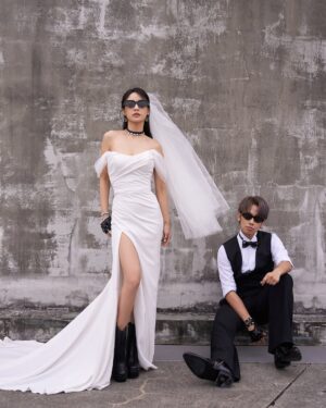 DaYuan Lin Instagram - 我們結婚了👰🤵🏻
或許這些年很多浪漫時刻是妳的第一次，但在我腦中早已演練了數百次數千次，等待著我將它們一一實現。
幸福就是，時刻有你在身邊。

12年來我們幾乎什麼事都一起，
一起領養狗狗，一起送他們當天使，一起承擔失誤，一起互相督促，一起吃一個便當，比賽誰最會夾自助餐，一起迷路，一起感冒，一起面對低潮，一起長皺紋，一起數白髮，享受生命的交織，笑嘆歲月的流逝。

最後還是得說～
未來的生活依然是幸福不變，唯獨這個～
哎呀～真麻煩～以後都要改口了
好難習慣呀😆

您好，
身邊這位 @dayuanlin 是我老婆「林艾璇」
讓愛為你而璇😉
-
非常感謝
禮服&飾品｜LinLi Boutique 
@linli_boutique  @linli_wedding 

西裝｜凡登男仕禮服 @vandome_suit

花藝｜上田花藝 @ueda_design.co

攝影｜@33lightning33
攝影｜LinLi Boutique 

墨鏡｜BROOKLYN HUNTINGTON
@bkhuntington

👰
妝 @bellllla.makeup
髮 @zoom_vanessa 
🤵🏻
妝 @makeupdu720
髮 @zoom_edmund