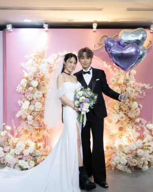 DaYuan Lin Instagram - 我們結婚了👰🤵🏻
或許這些年很多浪漫時刻是妳的第一次，但在我腦中早已演練了數百次數千次，等待著我將它們一一實現。
幸福就是，時刻有你在身邊。

12年來我們幾乎什麼事都一起，
一起領養狗狗，一起送他們當天使，一起承擔失誤，一起互相督促，一起吃一個便當，比賽誰最會夾自助餐，一起迷路，一起感冒，一起面對低潮，一起長皺紋，一起數白髮，享受生命的交織，笑嘆歲月的流逝。

最後還是得說～
未來的生活依然是幸福不變，唯獨這個～
哎呀～真麻煩～以後都要改口了
好難習慣呀😆

您好，
身邊這位 @dayuanlin 是我老婆「林艾璇」
讓愛為你而璇😉
-
非常感謝
禮服&飾品｜LinLi Boutique 
@linli_boutique  @linli_wedding 

西裝｜凡登男仕禮服 @vandome_suit

花藝｜上田花藝 @ueda_design.co

攝影｜@33lightning33
攝影｜LinLi Boutique 

墨鏡｜BROOKLYN HUNTINGTON
@bkhuntington

👰
妝 @bellllla.makeup
髮 @zoom_vanessa 
🤵🏻
妝 @makeupdu720
髮 @zoom_edmund