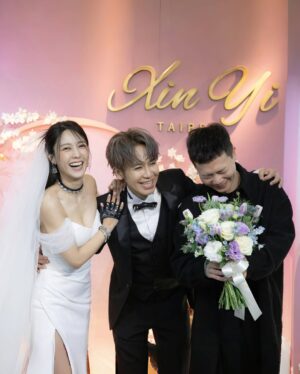 DaYuan Lin Instagram - 我們結婚了👰🤵🏻
或許這些年很多浪漫時刻是妳的第一次，但在我腦中早已演練了數百次數千次，等待著我將它們一一實現。
幸福就是，時刻有你在身邊。

12年來我們幾乎什麼事都一起，
一起領養狗狗，一起送他們當天使，一起承擔失誤，一起互相督促，一起吃一個便當，比賽誰最會夾自助餐，一起迷路，一起感冒，一起面對低潮，一起長皺紋，一起數白髮，享受生命的交織，笑嘆歲月的流逝。

最後還是得說～
未來的生活依然是幸福不變，唯獨這個～
哎呀～真麻煩～以後都要改口了
好難習慣呀😆

您好，
身邊這位 @dayuanlin 是我老婆「林艾璇」
讓愛為你而璇😉
-
非常感謝
禮服&飾品｜LinLi Boutique 
@linli_boutique  @linli_wedding 

西裝｜凡登男仕禮服 @vandome_suit

花藝｜上田花藝 @ueda_design.co

攝影｜@33lightning33
攝影｜LinLi Boutique 

墨鏡｜BROOKLYN HUNTINGTON
@bkhuntington

👰
妝 @bellllla.makeup
髮 @zoom_vanessa 
🤵🏻
妝 @makeupdu720
髮 @zoom_edmund