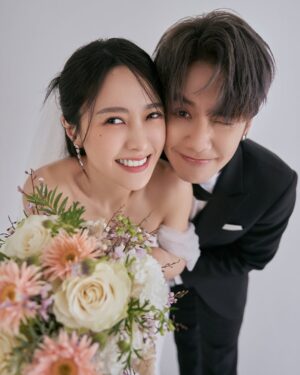 DaYuan Lin Instagram - 我們結婚了👰🤵🏻
或許這些年很多浪漫時刻是妳的第一次，但在我腦中早已演練了數百次數千次，等待著我將它們一一實現。
幸福就是，時刻有你在身邊。

12年來我們幾乎什麼事都一起，
一起領養狗狗，一起送他們當天使，一起承擔失誤，一起互相督促，一起吃一個便當，比賽誰最會夾自助餐，一起迷路，一起感冒，一起面對低潮，一起長皺紋，一起數白髮，享受生命的交織，笑嘆歲月的流逝。

最後還是得說～
未來的生活依然是幸福不變，唯獨這個～
哎呀～真麻煩～以後都要改口了
好難習慣呀😆

您好，
身邊這位 @dayuanlin 是我老婆「林艾璇」
讓愛為你而璇😉
-
非常感謝
禮服&飾品｜LinLi Boutique 
@linli_boutique  @linli_wedding 

西裝｜凡登男仕禮服 @vandome_suit

花藝｜上田花藝 @ueda_design.co

攝影｜@33lightning33
攝影｜LinLi Boutique 

墨鏡｜BROOKLYN HUNTINGTON
@bkhuntington

👰
妝 @bellllla.makeup
髮 @zoom_vanessa 
🤵🏻
妝 @makeupdu720
髮 @zoom_edmund