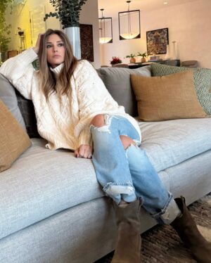 Daisy Fuentes Instagram - The Timeless Appeal of Jeans and a Sweater: 
This classic combination has stood the test of time, and for good reason. It’s not just about looking good; it’s about feeling comfortable, confident, and effortlessly chic.
For me, fashion is about feeling good in what you wear. There’s a certain confidence that comes with simplicity.