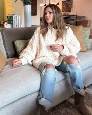 Daisy Fuentes Instagram - The Timeless Appeal of Jeans and a Sweater: 
This classic combination has stood the test of time, and for good reason. It’s not just about looking good; it’s about feeling comfortable, confident, and effortlessly chic.
For me, fashion is about feeling good in what you wear. There’s a certain confidence that comes with simplicity.