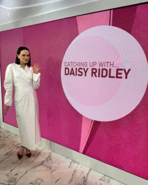 Daisy Ridley Instagram - New York New Yooooooooork! Feat my strange wave and my face, during a press junket, when something particularly odd happens and I have to pretend it’s normal ☺️
As always, @cnaselli and @gitabass took my jet lagged self and helped me feel tip top, @samanthamcmillen_stylist @piaaungstylist @lexrobins got me feeling fleeky in these gorgeous clothes and @hlopata is ❤️❤️❤️! 
CLEANER is out in the US next Friday!