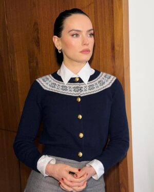 Daisy Ridley Instagram - New York New Yooooooooork! Feat my strange wave and my face, during a press junket, when something particularly odd happens and I have to pretend it’s normal ☺️
As always, @cnaselli and @gitabass took my jet lagged self and helped me feel tip top, @samanthamcmillen_stylist @piaaungstylist @lexrobins got me feeling fleeky in these gorgeous clothes and @hlopata is ❤️❤️❤️! 
CLEANER is out in the US next Friday!
