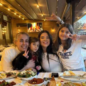 Damla Ersubaşı Instagram - Seni çok ama çok seviyorum canım serap’ım, ablam, arkadaşım, ailem❤️🙏🏻 @serapnuraltin