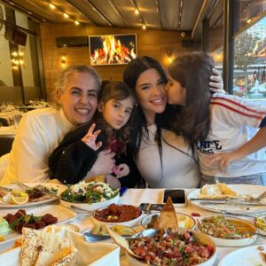 Damla Ersubaşı Instagram - Seni çok ama çok seviyorum canım serap’ım, ablam, arkadaşım, ailem❤️🙏🏻 @serapnuraltin