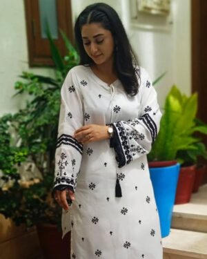 Dania Enwer Instagram - 🌼 is it just me who feels this happy in summers ☀️
.
.
.
.
.
Project Ehsaan Faramosh
Wardrobe: @kulijume