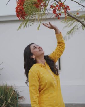 Dania Enwer Instagram - Brightening up the summers, one yellow shirt at a time ✨
.
.
.
.
.
#daniaenwer 
📸 @syedusamaofficial
