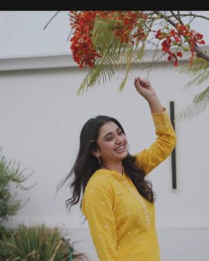 Dania Enwer Instagram - Brightening up the summers, one yellow shirt at a time ✨
.
.
.
.
.
#daniaenwer 
📸 @syedusamaofficial