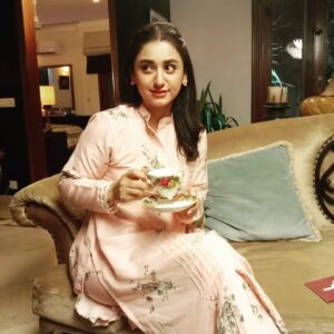 Dania Enwer Instagram - Hello Best-tea!!!
.
.
.
.
.
Project: Ehsaan Faramosh
Wardrobe: @stylewise_international 
Nails: @nailed_itbyzee 
Stylist: @iunzilashahid 

#chai #daniaenwer #ary #ehsaanfaramosh #pakistanidramas