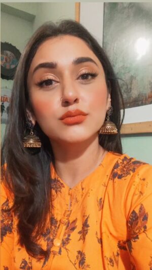 Dania Enwer Instagram - Extra sunshine 🌞
.
.
.
.
.
#sunshine #winterreels #winter #daniaenwer #jhumkas