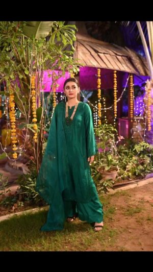 Dania Enwer Instagram - Style is a way to say who you are without having to speak 💚💚
.
.
.
.
.
Styled & jewelry by @rababhassanofficial 
Wearing @aghanoorofficial 
Hair by Estelle
Makeup by yours truly 🙈