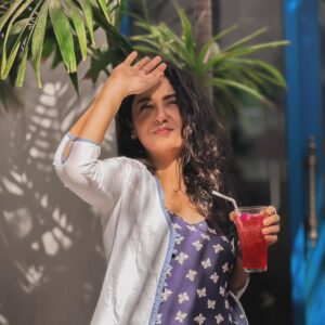 Dania Enwer Instagram - I haven't been replying cuz I am busy keeping hydrated!🍹
.
.
.
.
.
Coordinated by @aun.mm
#daniaenwer #summer #summerdrinks #pakistani #sharbat