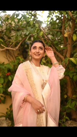 Dania Enwer Instagram - Another look styled by @rababhassanofficial 
Hair and makeup @astelbhatti 
Wearing: @aghanoorofficial 
Jewelry with love from @kohenoorcollection