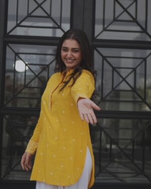 Dania Enwer Instagram - Brightening up the summers, one yellow shirt at a time ✨
.
.
.
.
.
#daniaenwer 
📸 @syedusamaofficial