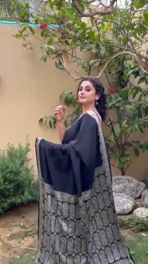 Dania Enwer Instagram - The Jhumka What jhumka 

Styling and makeup by the lovely @astelbhatti 👁️👁️
Jhumkas & adayen: @mashalkh
Saree was sent to me by Maria of @mainkhudaar