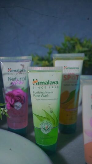 Dania Enwer Instagram - Life throwing you curveballs? Don't let pimples be one of them. Himalaya's Purifying Neem Face Wash is your go-to for a clear skin, no matter what else is going on.

#HimalayaNeemFaceWash #PimpleHaiToSoapNahi #PimpleFree #soapfree