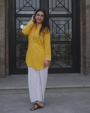 Dania Enwer Instagram - Brightening up the summers, one yellow shirt at a time ✨
.
.
.
.
.
#daniaenwer 
📸 @syedusamaofficial