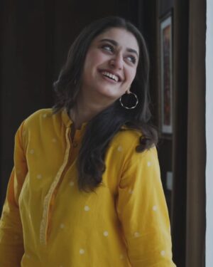 Dania Enwer Instagram - Brightening up the summers, one yellow shirt at a time ✨
.
.
.
.
.
#daniaenwer 
📸 @syedusamaofficial