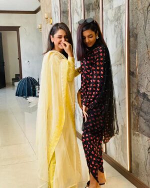Dania Enwer Instagram - Always struggling to pose... But I think I am now going to be taking classes from this princess @janice_tessa 

Wait and watch guys
.
.
.
.
.
#umeed #sisters #janicetessa #daniaenwer #pakistanibloggersociety #arydigital #sixsigma #dramaserial #pakistanidrama