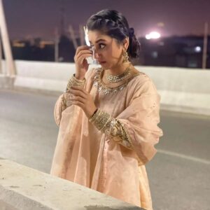 Dania Enwer Instagram - The infamous bridge scene of this week's episode of Habs... This was the second day of our shoot, we were a new team, I was anxious to shoot outdoors and that too walking on main road. But that's where I connected as a team with all the amazing men you see in this video, @musaddiqmalek @abdullahabidmalik @amar.addiwal #zaibrao #ahsan #danish @mubsher.bhatti 
Not only they shot this amazingly but I  didn't feel insecure and they made me so comfortable that I could put aside my fears and act in the moment. It is tricky to handle passerby traffic and hooligans especially seeing a girl walk around all dressed and decked like this, but I didn't have to worry, I didn't feel less cared for, I didn't feel that any part was over looked be it production or direction. I knew then that this would be a great journey ahead and what a journey!!! :)