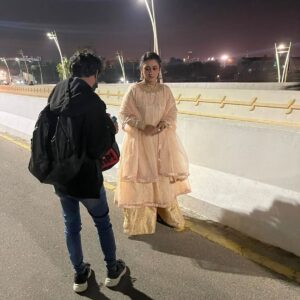 Dania Enwer Instagram - The infamous bridge scene of this week's episode of Habs... This was the second day of our shoot, we were a new team, I was anxious to shoot outdoors and that too walking on main road. But that's where I connected as a team with all the amazing men you see in this video, @musaddiqmalek @abdullahabidmalik @amar.addiwal #zaibrao #ahsan #danish @mubsher.bhatti 
Not only they shot this amazingly but I  didn't feel insecure and they made me so comfortable that I could put aside my fears and act in the moment. It is tricky to handle passerby traffic and hooligans especially seeing a girl walk around all dressed and decked like this, but I didn't have to worry, I didn't feel less cared for, I didn't feel that any part was over looked be it production or direction. I knew then that this would be a great journey ahead and what a journey!!! :)