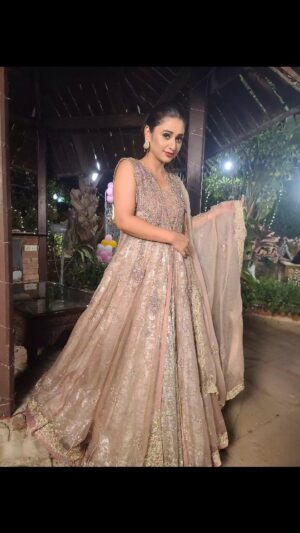 Dania Enwer Instagram - Always wear your invisible crown 👑✨
.
.
.
.
.
Styled by my fav @obaidatique
Wearing @umshabyuzmababar 
Hair and make up by the super talented: @monafalak
#dania #daniaenwer #saturday #saturdaynight #adawat #arydigital #weekend #formalwear