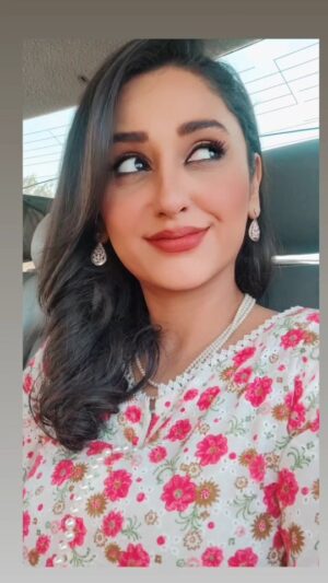 Dania Enwer Instagram - 💕🌼💕 pinks and pearls 💕🌼💕
.
.
.
.
.
#pink #pearl #happyday #daniaenwer #instareels #pakistanireels #summers #rain