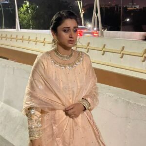 Dania Enwer Instagram - The infamous bridge scene of this week's episode of Habs... This was the second day of our shoot, we were a new team, I was anxious to shoot outdoors and that too walking on main road. But that's where I connected as a team with all the amazing men you see in this video, @musaddiqmalek @abdullahabidmalik @amar.addiwal #zaibrao #ahsan #danish @mubsher.bhatti 
Not only they shot this amazingly but I  didn't feel insecure and they made me so comfortable that I could put aside my fears and act in the moment. It is tricky to handle passerby traffic and hooligans especially seeing a girl walk around all dressed and decked like this, but I didn't have to worry, I didn't feel less cared for, I didn't feel that any part was over looked be it production or direction. I knew then that this would be a great journey ahead and what a journey!!! :)