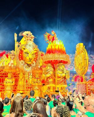 Daniela Boaventura Instagram - Ah o carnaval! ❤️ 
Amanhã tem desfile das campeãs. Infelizmente sem o Salgueiro que fez por merecer o retorno à avenida sem dúvida alguma! Maaaaaaaas o show tem que continuar e o @camaroteexplodecoracao vai estar de pé e esperando por você.