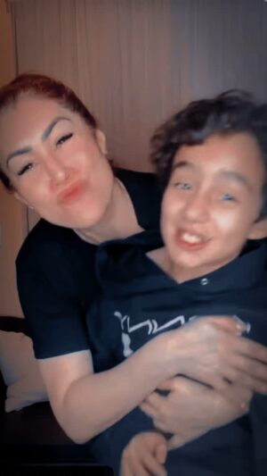 Daniela Droz Instagram - Ratitos que me disfruto demasiado con mi flaco precioso, el papito lindo de mi corazón forever. Te amo Kennito 

#reels #momandson #hijo #alegríaybombaeehh #KennyV #kennito #mipeludo #miflaco #mibb #kennyefraínvázquezdroz