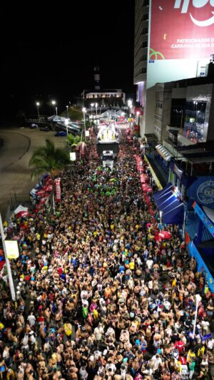 Daniela Mercury Instagram - Que delícia, minha cidade! #CarnavalDaRainha começou majestoso na companhia dessa multidão dançante. Vocês são o carnaval em cada esquina do meu coração! 👑❤️ #Daniela40AnosDeAxé

🎥 @vixecomunicacao 
📸 @celiasantosfotos