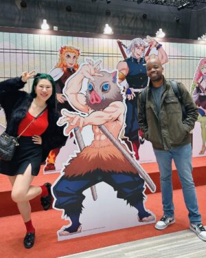 Danny Beeech Instagram - 前陣子黑豹來台時徹底因為流感而病倒，在台灣一共看了兩個診所，一個急診，一個大醫院門診，一共四個醫生，連大醫院抽血照x光也都走一遭，相當踏實!!! 

 

 

我跟我妹都笑他說他回美國後可以直接當川普醫療系統顧問哈哈哈哈哈哈阿哈阿哈哈，這趟旅程就是變成考察啊哈哈哈哈哈哈哈哈! 台灣醫療自費深度考察之旅!!!(對我們是相當會苦中作樂的人......) 

 

這一季美國因為流感而死的人數超過13000人，這數字真的有夠驚人，會搞到這麼多人過世，除了因為美國人打流感疫苗的比例不高之外，再來就是大家都知道的，美國醫療系統有多麼恐怖，最近有一個美國人在郵輪上得了流感，治病後下船 

 

帳單154萬台幣阿阿阿哈哈哈哈哈哈哈哈哈哈哈哈哈哈哈哈哈哈哈哈不如死死算了哈哈哈哈哈哈哈哈哈哈哈哈 

 

所以我有夠慶幸黑豹是在台灣病倒，雖說都是自費，但小診所自費大概1000，大醫院門診有做些檢查所以大概2900多，急診要7200元，黑豹這樣大概花了12000多自費在看病~ 

 

 

秀嘎美系!!!!!!!!!!!!!!!!!!!!!五告秀!!!!!!!!!!!!!!!我真的要歌功頌德台灣醫療系統的偉大!!!!除了方便性之外，沒健保也是遠比美國便宜到爆炸!!!(當然急診7200對有健保的我來說也是漏尿啦)然後基本上不要太難的病，重點在於，當天是可以看到醫生的，美國就是看到醫生時人都頭七了!!!!我是不知道台灣醫療是不是世界第一但包準有前三吧! 

 

到底為何會看到四個醫生?其實並非醫生不好。 

 

由於前三個醫生都有交代黑豹，要多喝水，我都有翻譯，日常也都有說ㄟ你要喝水，但黑豹就是覺得我很囉唆，我無論怎麼講，他都無動於衷。不喝就是不喝。我真的很不想當囉嗦的老媽子。 

 

因為他的病情完全沒有好轉，一直反覆發燒，我抓狂的帶著他奔到大醫院掛了門診，抽血照X光，醫生一看到報告皺眉頭，因為腎臟數字有點糟糕，他用英文問黑豹:你有多喝水嗎? 

 

黑豹點頭。 

 

操你媽的誰可以給我辦公室那個硬紙板資料夾，我要從他逃咖小巴蕊!!!!!!!!!!!!!!!我還要助跑一百公尺!!!!!!(先讓我退到醫院大門) 

 

我咬牙切齒的用中文對醫生說:醫生，他一天只多喝一口而已，一天喝不到300ml吧，我麻煩你用英文恐嚇他，再不喝水就腎衰竭，對!請你用腎衰竭這個字!!!!(備註:吃這麼多藥物，一定要多搭配喝水才能排出毒素之類才會邁向康復) 

 

醫生非常給力的照辦，拿著報告紅字威脅兼恐嚇，再怎樣就要住院巴拉巴拉巴拉。 
 

黑豹聽完之後總算嚇到，回飯店後開始拿起礦泉水猛喝。這就是射手座男生，一定要一腳把他們踢進棺材才會掉淚。 

 

我在旁邊冷冷的說:喔你不喝沒關係啦我也不想當囉嗦的媽媽，你要是腎衰竭在台灣掛了我也是會夠義氣把你遺體運回美國啦~我就拿著我的綠卡在美國找一個愛喝水的猛男~~ 

 

我還氣的打給我朋友說這故事(黑豹在旁邊病奄奄的參加喝水大賽) 

 

我講完之後還大吼:我要離婚!!!!!!! 

 

朋友大笑說:ㄟ離婚原因是:老公不愛喝水哈哈哈哈哈哈哈哈哈哈哈哈哈哈哈哈!