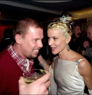 Daphne Guinness Instagram - I miss you but you are always here, my darling friend 🖤🖤🖤 #leealexandermcqueen