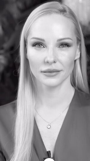 Daryna Trehubova Instagram - #дашачитає нове неймовірне про жінок…

відправ улюбленій подрузі☀️

дякую неймовірній команді:
🐦‍🔥режисерка @itsjuliaosokina 
🐦‍🔥операторка @yana__gagarina 
🐦‍🔥організація зйомки @olgabekh @anastasiaglp 
🐦‍🔥мейк і зачіска @bytihomirova 
🐦‍🔥студія @7sky_space 

Дякую за ваші коментарі 
Текст вірша закріплю у першому повідомленні