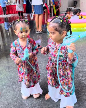 Debina Bonnerjee Instagram - Happy holiiiiiiii 🎨🧡🩵🟦🩷🟠🟡

All our outfit @babycasa_babyboutique