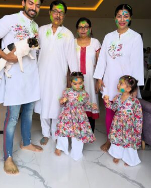 Debina Bonnerjee Instagram - Happy holiiiiiiii 🎨🧡🩵🟦🩷🟠🟡

All our outfit @babycasa_babyboutique