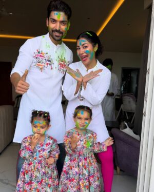Debina Bonnerjee Instagram - Happy holiiiiiiii 🎨🧡🩵🟦🩷🟠🟡

All our outfit @babycasa_babyboutique