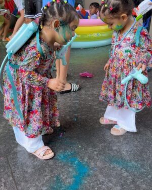 Debina Bonnerjee Instagram - Happy holiiiiiiii 🎨🧡🩵🟦🩷🟠🟡

All our outfit @babycasa_babyboutique