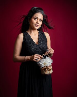 Deepti Devi Instagram - Birthday special💫
 a story of growth, wisdom, and resilience. Celebrating other year of life, love and self discovery.
Thank you for  all your warm wishes through calls, messages, social media channels and personal meets…
Means a lot.
Forever grateful 😇 
Photography : @timeframe.studios 
Make-up : @muktadange 
Hairstyling : @vidya_chaugule_makeup_and_hair 
Jewellery : @bebeautifuljewells 
Outfit : @sujatradesigns 
#deeptidevi #birthday #wisdom #happiness