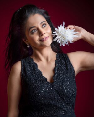 Deepti Devi Instagram - Birthday special💫
 a story of growth, wisdom, and resilience. Celebrating other year of life, love and self discovery.
Thank you for  all your warm wishes through calls, messages, social media channels and personal meets…
Means a lot.
Forever grateful 😇 
Photography : @timeframe.studios 
Make-up : @muktadange 
Hairstyling : @vidya_chaugule_makeup_and_hair 
Jewellery : @bebeautifuljewells 
Outfit : @sujatradesigns 
#deeptidevi #birthday #wisdom #happiness