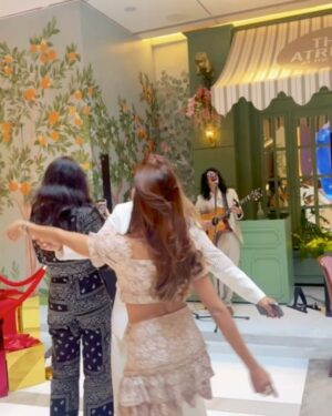 Deiya Sindhi Instagram - Merry Christmas 🎄 to my lovely Insta family !! 

Thank you @tamira.s and @priyanka_bharwani for treating us to a scrumptious Christmas lunch at @atrium_thecafe at @jioworldplaza 🤍

Special mention to my lovely friend @piathawaniofficial for always clicking the best pictures ❤️🤗