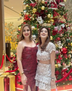 Deiya Sindhi Instagram - Merry Christmas 🎄 to my lovely Insta family !! 

Thank you @tamira.s and @priyanka_bharwani for treating us to a scrumptious Christmas lunch at @atrium_thecafe at @jioworldplaza 🤍

Special mention to my lovely friend @piathawaniofficial for always clicking the best pictures ❤️🤗