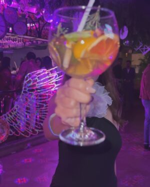 Deiya Sindhi Instagram - What a WYLD WYLD Night !!! All the crazy mad-hatters under one roof celebrating the annual @getwyld.in madhatters ball at the amazing @qeybombay powered by my favourite fashion house @savana 🤍

The decor, the cocktails, the food, the music and the Company.. everything was beyond amazing!!

Thank you so much @kingofclubsin for having me and making me a part of an EPIC  night ! 

P.S. No points for guessing where the outfit is from 😉 
Venue- @qeybombay