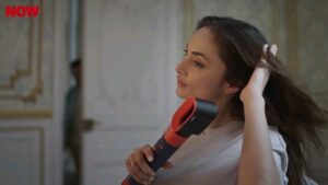 Denise Capezza Instagram - Harika gözüken buklelerimin sırrı Dyson Airwrap i.d. 💜 Sette saçlarım sürekli değişiyor. Bu yüzden, aşırı ısı kullanmamak benim için çok önemli. Kişiye özel ayarlanan sarma, şekillendirme ve sabitleme ayarları ile kullanımı çok daha pratik!
Sadece bir Dyson, Dyson gibi çalışır. @dysonturkiye @nowtvturkiye #dyson #sadecedyson #işbirliği