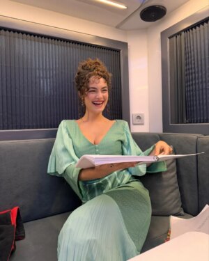 Denise Capezza Instagram - 7.Bölümde neler olacağını öğrenince biz! 
Bu akşam! @nowtvturkiye
#şakirpaşaailesi 
@sakirpasaailesi_