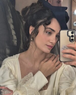 Denise Capezza Instagram - Aşk ve kan, tutku ve öfke.  Tüm bu zıtlıkları kapsayan kırmızı.. Aniesi  için en uygun renk❤️
Bu akşam görüşürüz!
@sakirpasaailesi_ 
#şakirpaşaailesi